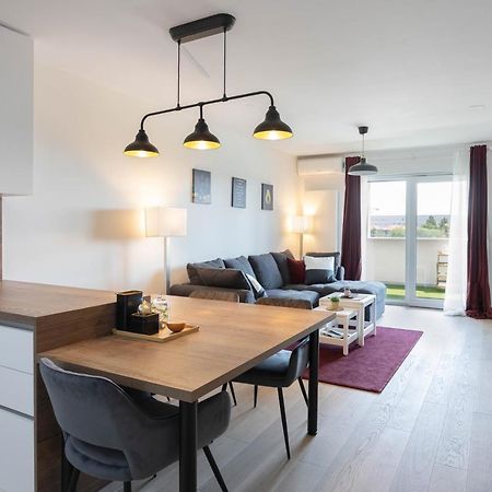 Stylish 2Bdr Apartment- Free Garage ซาเกร็บ ภายนอก รูปภาพ