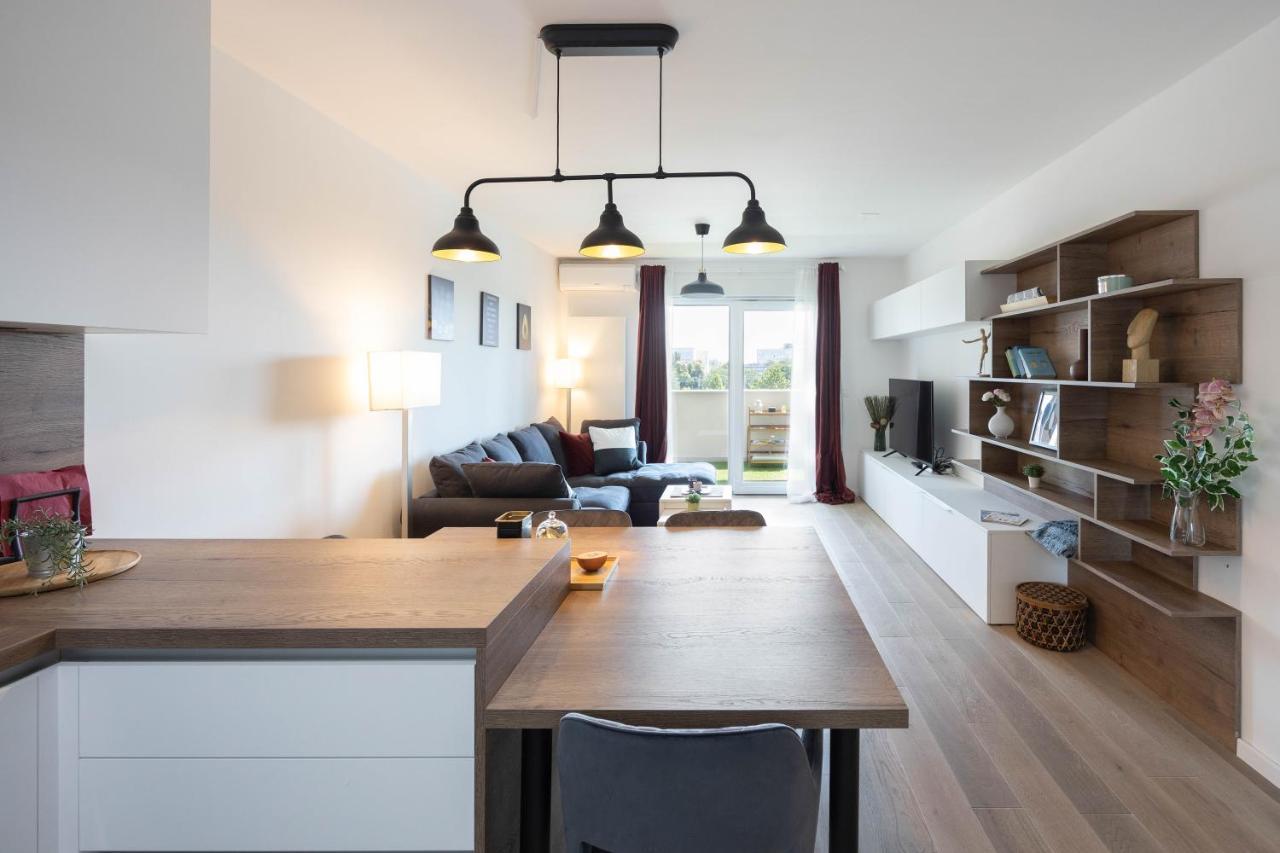 Stylish 2Bdr Apartment- Free Garage ซาเกร็บ ภายนอก รูปภาพ